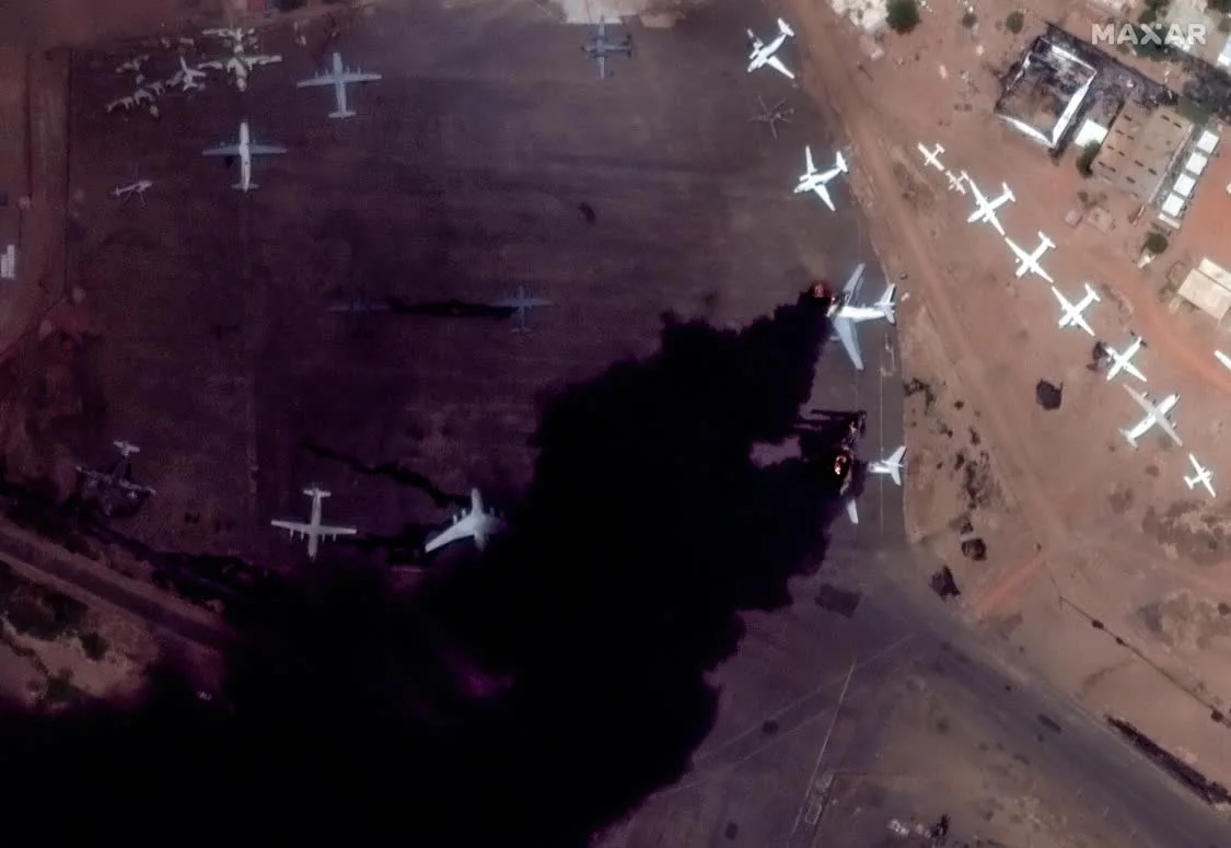 当地时间2023年4月16日报道，苏丹首都喀土穆，卫星图显示喀土穆国际机场内，浓烟滚滚，两架伊尔-76运输机着火。澎湃影像 图