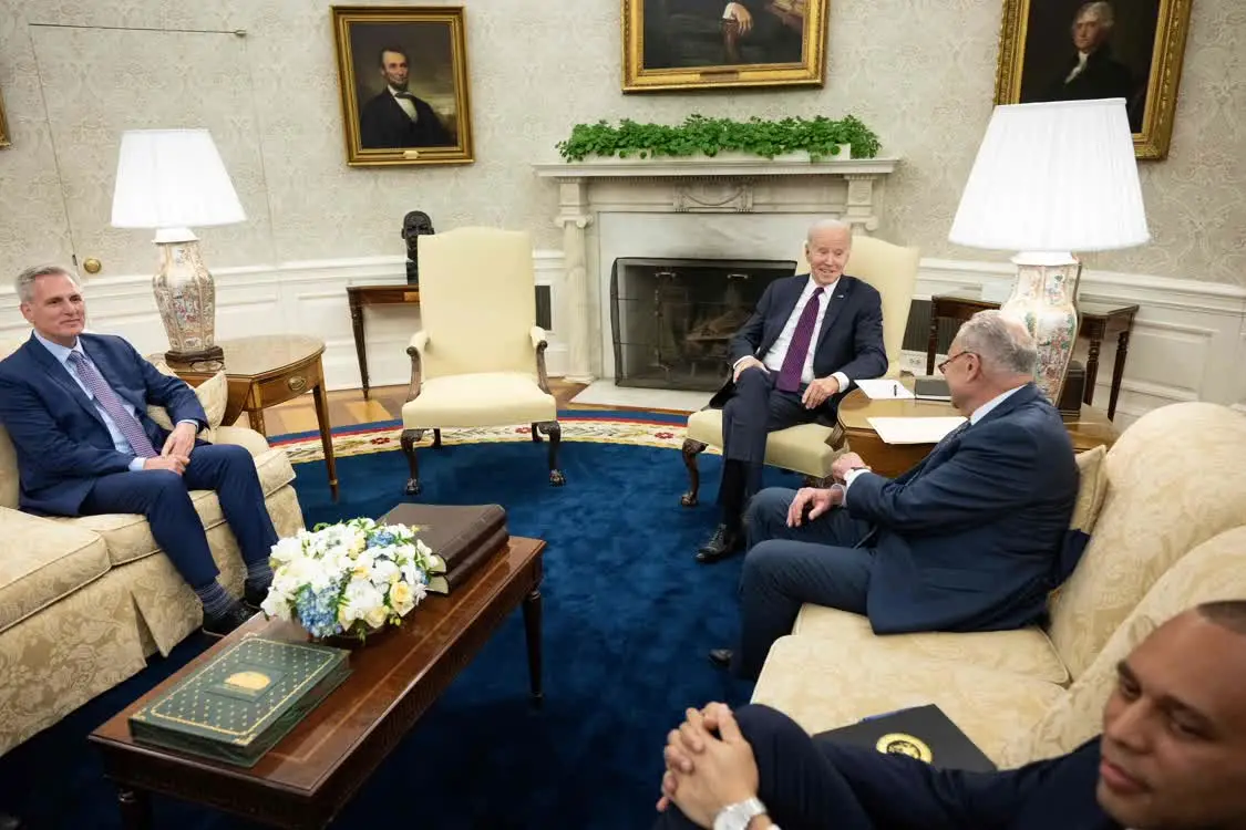 5月9日，美国总统拜登与众议院议长麦卡锡（左）、参议院多数党领袖舒默等在白宫椭圆形办公室会谈。（法新社）