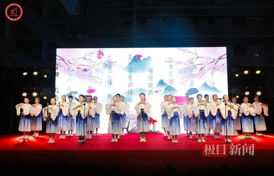 双向奔赴的师生缘！小学生为老师颁发“毕业证”-小学老师的毕业礼物送什么好