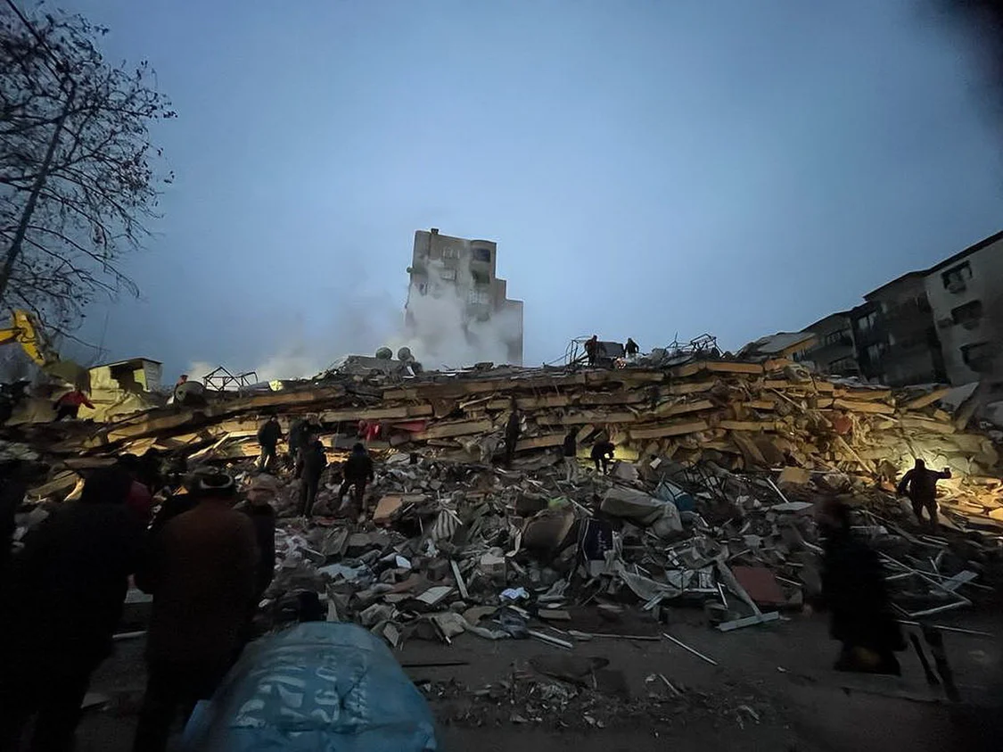 当地时间2月6日，土耳其奥斯曼尼耶，5层建筑被地震摧毁，废墟搜救工作仍在继续。
