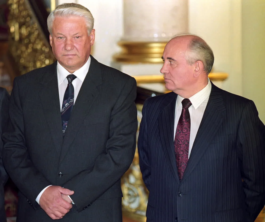 俄罗斯首任总统叶利钦（左）与苏联最后一任领导人戈尔巴乔夫（右）图自澎湃影像
