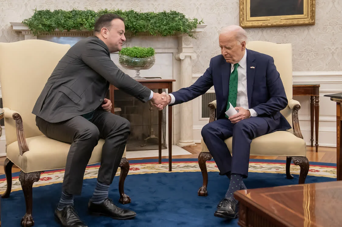 当地时间3月15日，美国总统拜登在白宫椭圆形办公室会见爱尔兰总理 图自视觉中国
