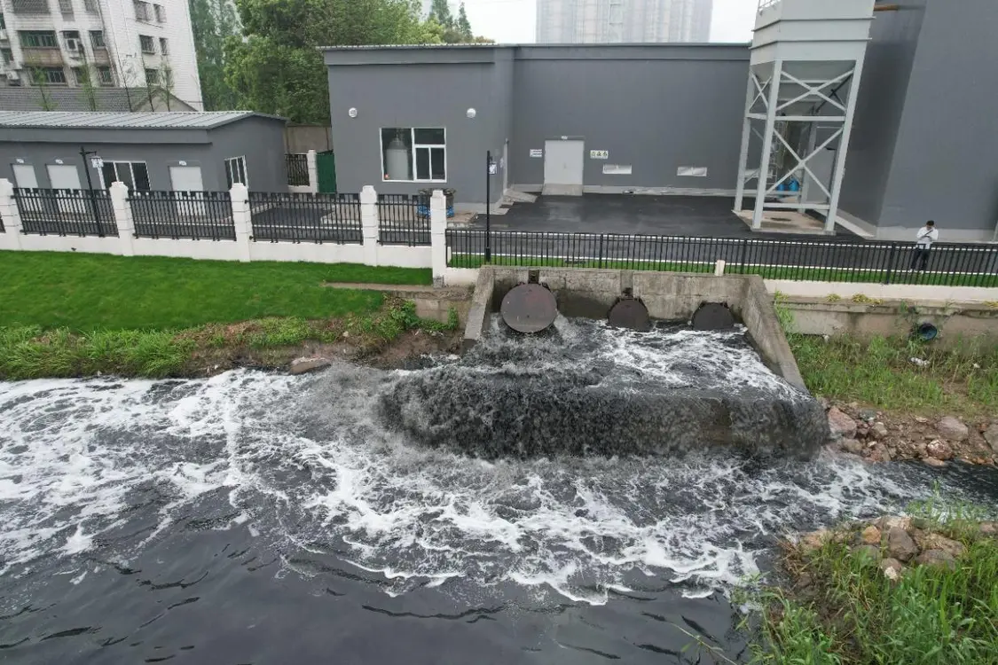 2024年4月19日，督察组暗查发现，雷家垱大量雨污混合水直排河道。 督察组供图