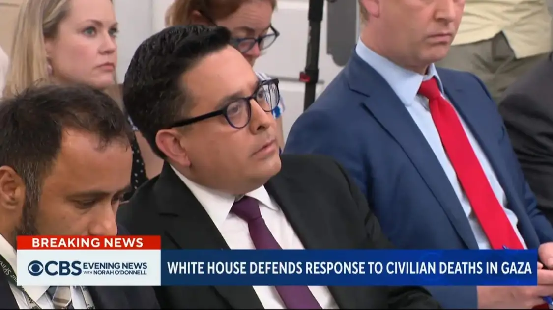 奥基夫在发布会上（CBS 视频截图）