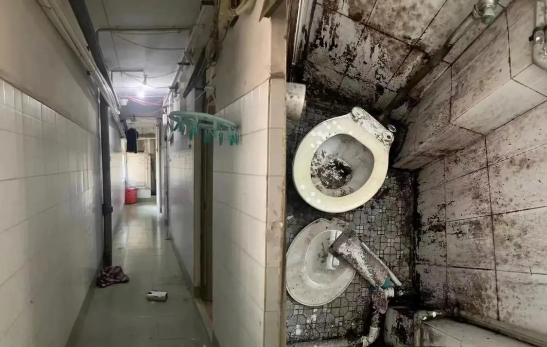 宿舍走廊及厕所环境。 本文图片 受访者供图