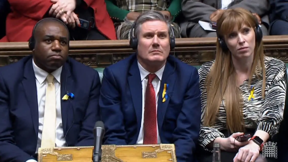 工党影子外交大臣戴维·拉米（左）与工党党魁斯塔默（中）（视觉中国）