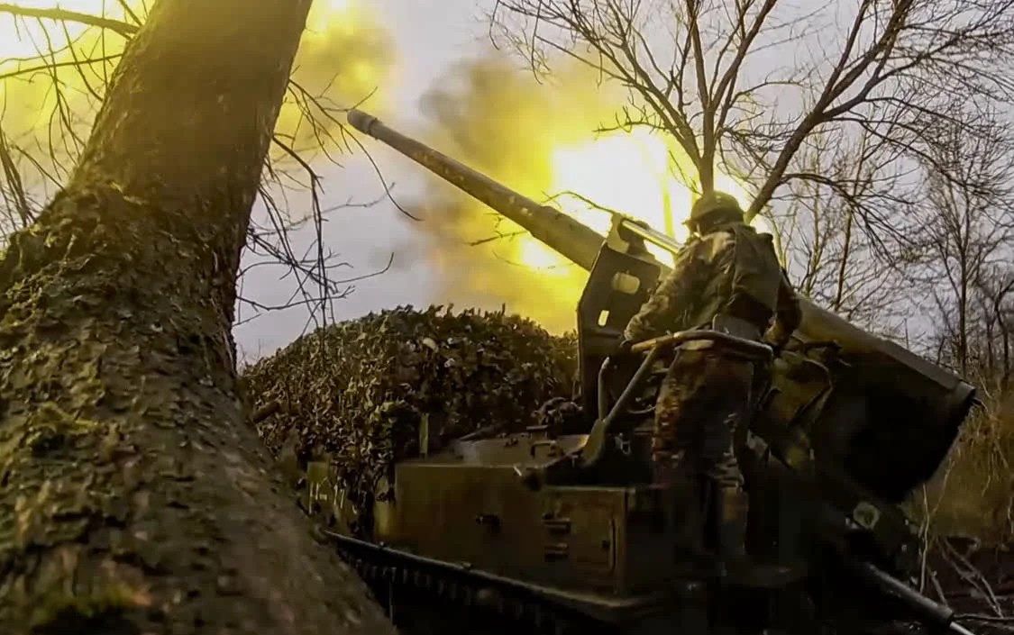 2024年4月10日，顿涅茨克，俄军炮兵部队对乌方弹药库和据点发动袭击。图自澎湃影像