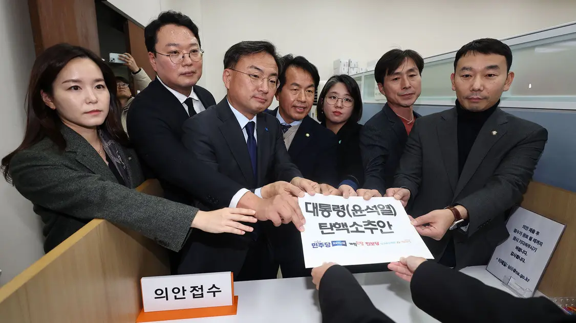 在野六党联合弹劾，在第二轮成功通过，在野党将这一结果称为“国民和民主主义的胜利”
