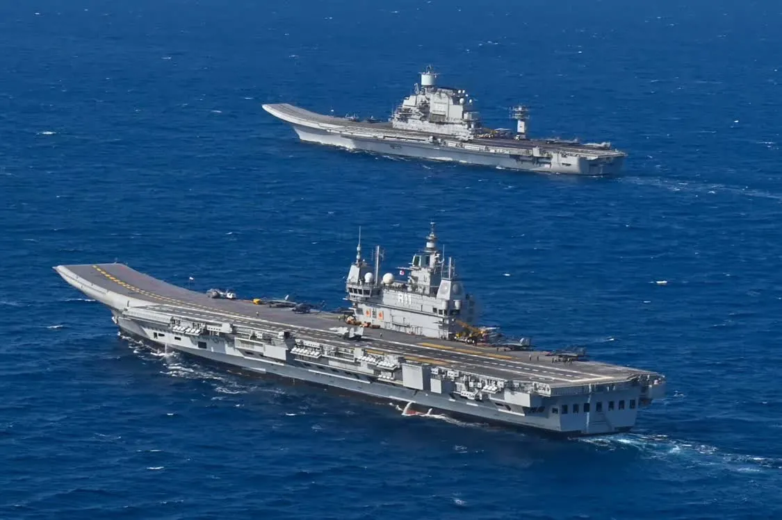 “米兰-2024”多国海军演习中，印度海军的“维克拉玛蒂亚”号与“维克兰特”号双航母编队 图片来源：印度国防部