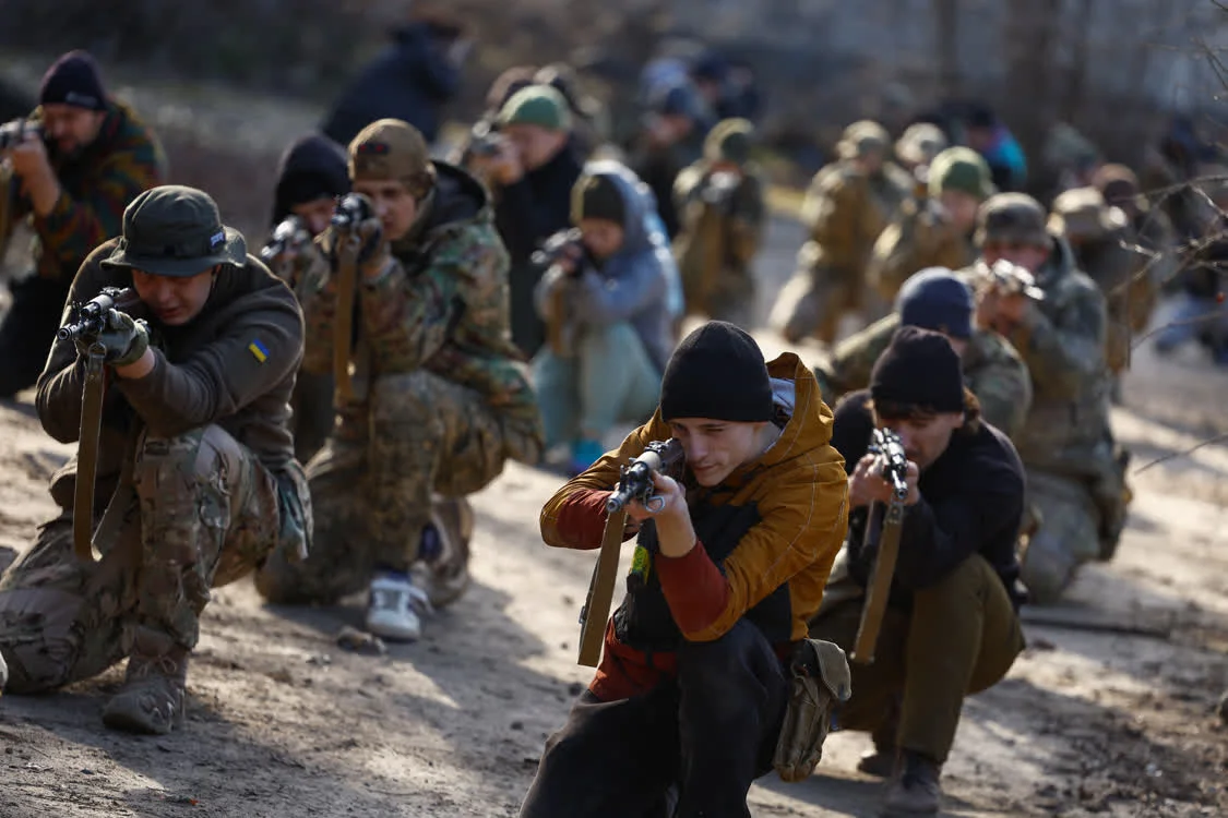 3月27日，一批乌克兰人在基辅附近接受军事训练。（路透社）