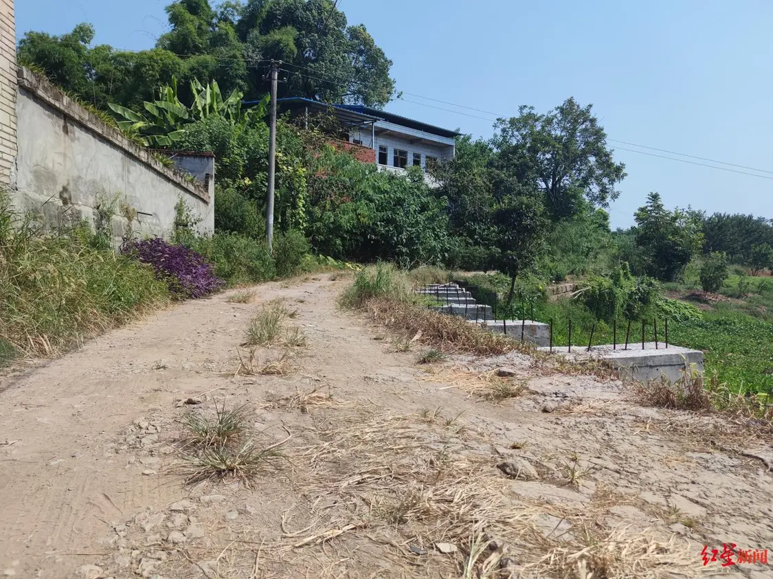 村民反映集资款交了近一年道路硬化还没开工，当地回应