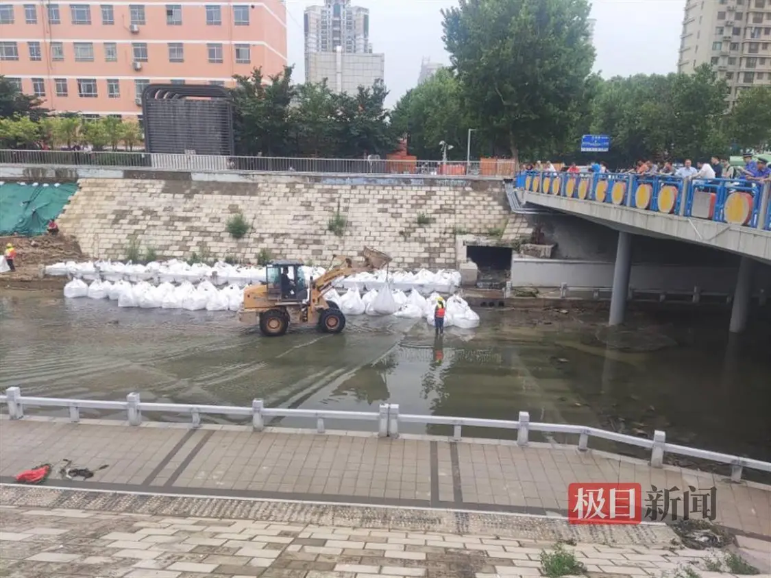 金水河河道一处护坡发生塌方