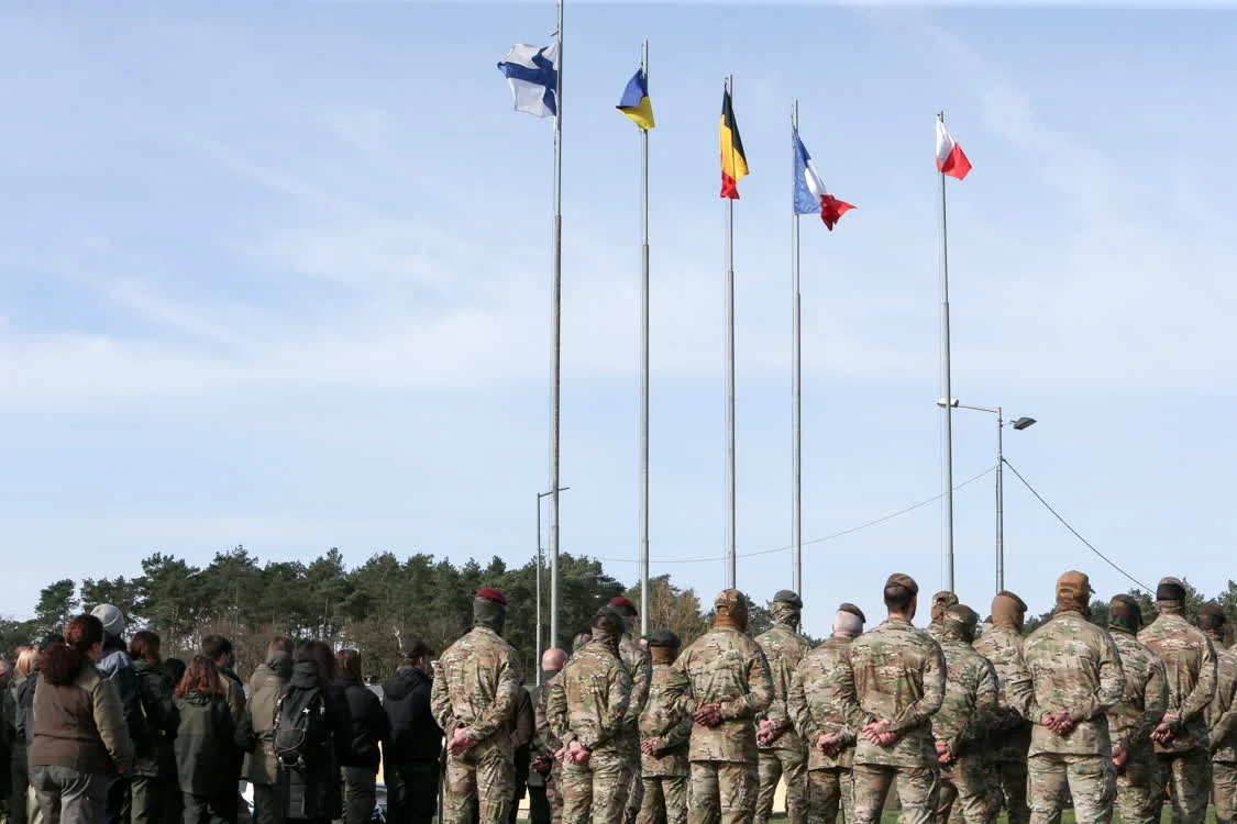 当地时间2024年4月5日，波兰Wedrzyn，乌克兰士兵参加欧盟成员国联合训练结业仪式，法国、比利时、芬兰和波兰士兵也参加了仪式。图自澎湃影像