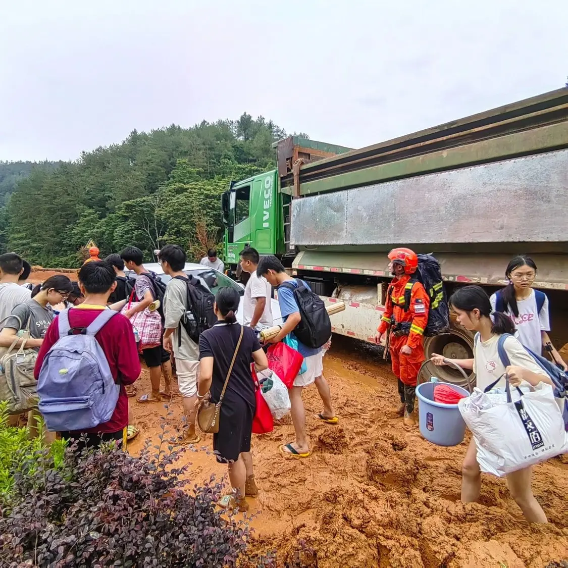 中赤中学考生步行前往集合地。 武平县融媒体中心 供图