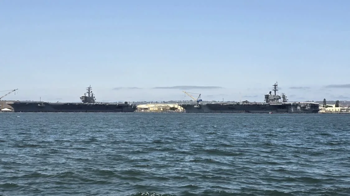 一同停靠在圣迭戈的CVN-76“罗纳德·里根”号（左）和CVN-73“乔治·华盛顿”号（右）