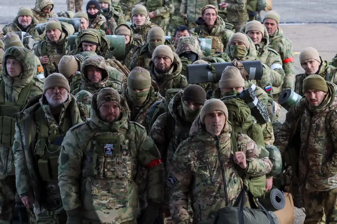 2024年1月17日，俄罗斯车臣共和国首府格罗兹尼，俄罗斯志愿兵接受军事训练后准备前往俄乌冲突阵地。图自澎湃影像