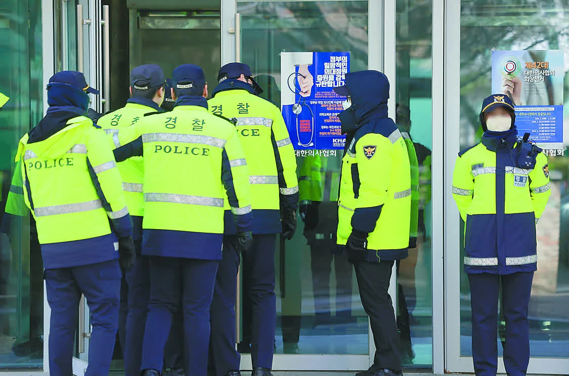 1日，韩国警方对大韩医师协会办公室进行搜查，相关人员因涉嫌教唆等被控告。（澎湃影像）
