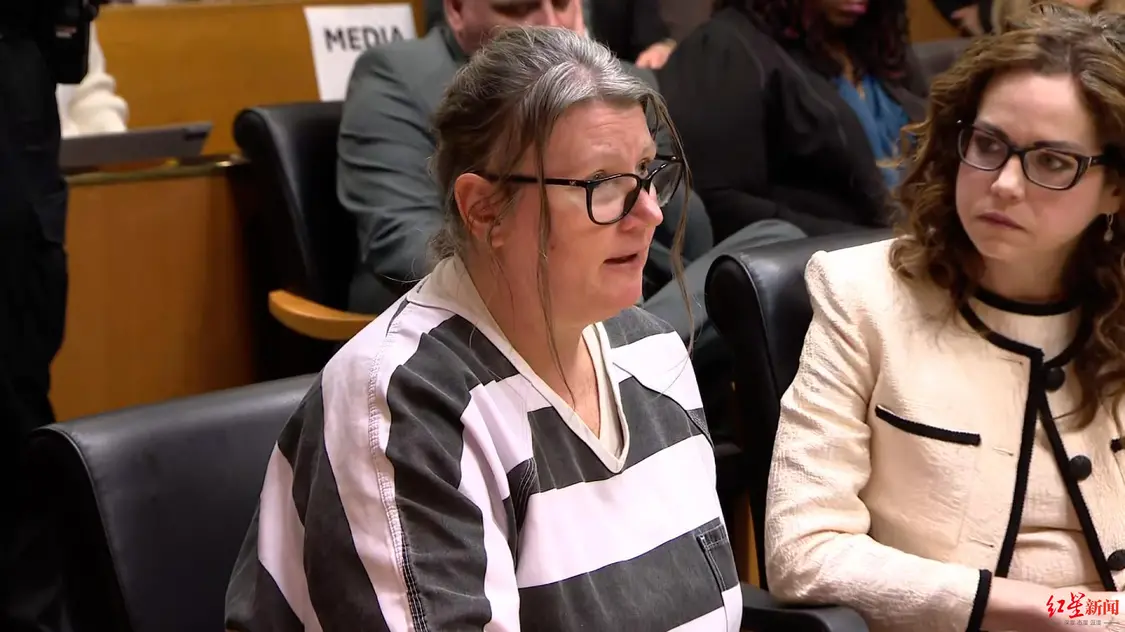 ▲伊森母亲珍妮佛（左）在法庭上发言