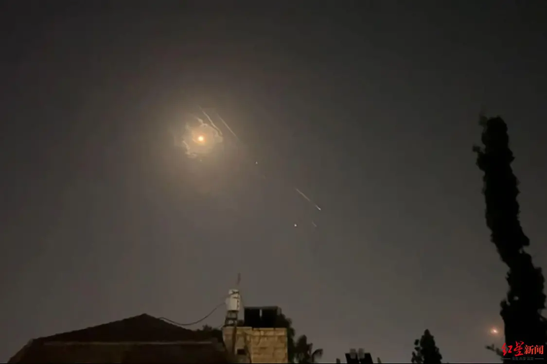 Ƶͼʱ2024414գҮ·䣬Ϯɫڼ䣬Ү·ձըʸ2024414Щʱ֤ʵڶɫн˻͵ϮԱ41˻ʿ¹ݵϮThis video grab from AFPTV taken on April 14, 2024 shows explosions lighting up Jerusalem sky during Iranian.jpg