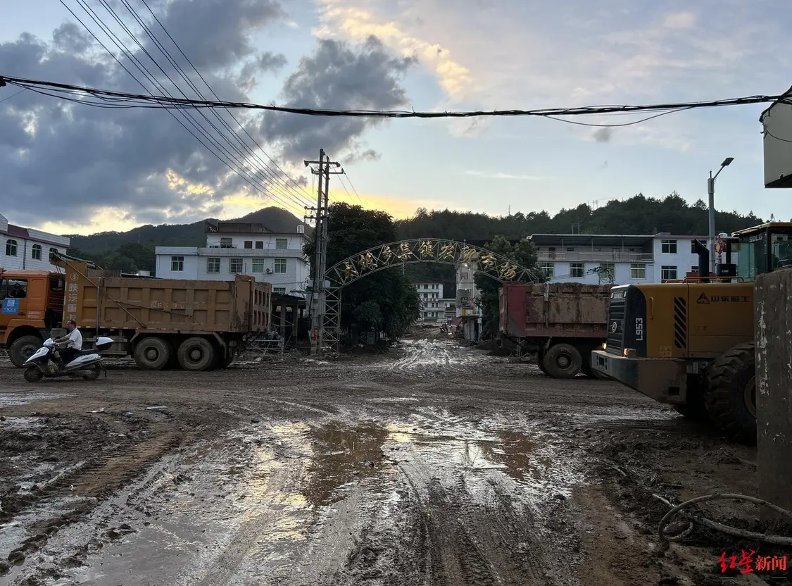 ▲突袭的暴雨导致太拔乡集镇农贸市场一度被全部淹没