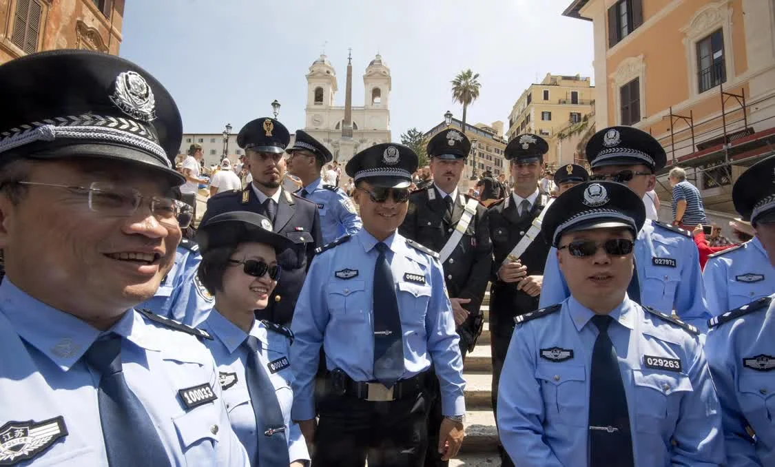 2017年6月5日，中国警察与意大利警察一起在罗马的西班牙广场巡逻 图自东方IC