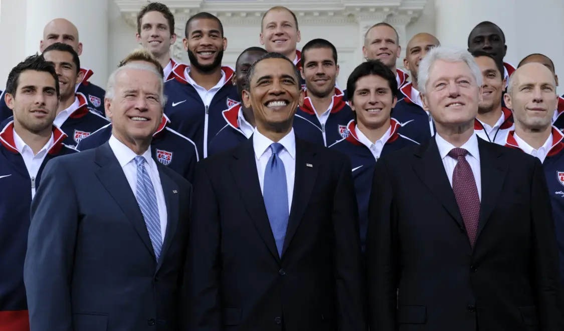 2010年5月27日，时任总统奥巴马（中）与时任副总统拜登（左）与前总统克林顿（右）在白宫与美国足球队合影。图自美媒