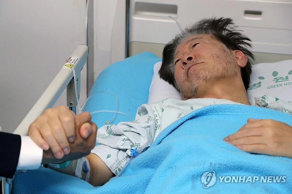 去年绝食后入院治疗的李在明 图自韩联社