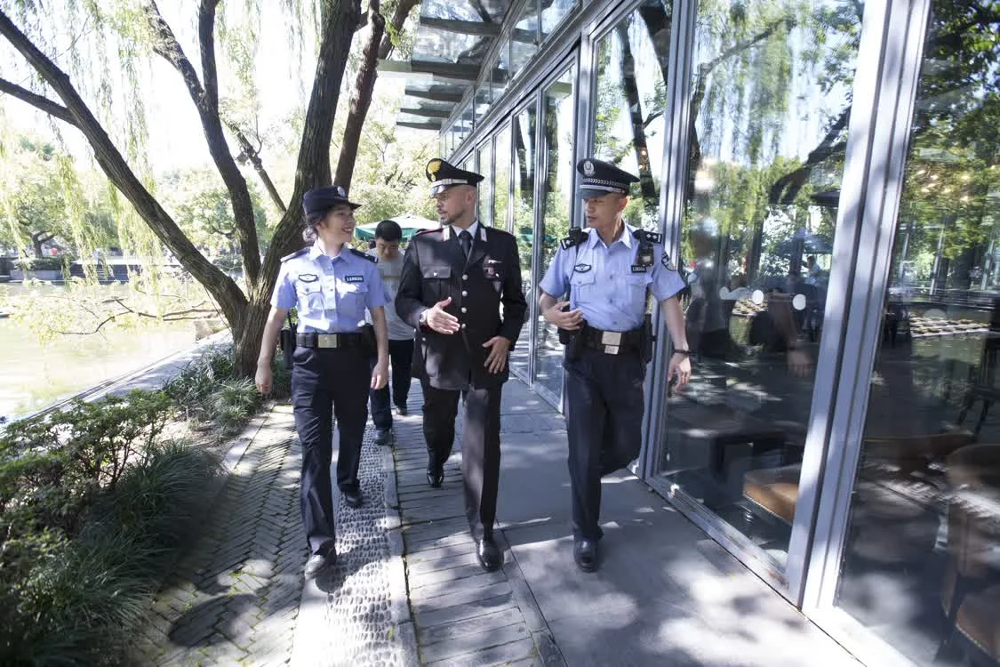2018年7月18日，意大利警察与中国警察在西湖执行联合巡逻任务 图自东方IC