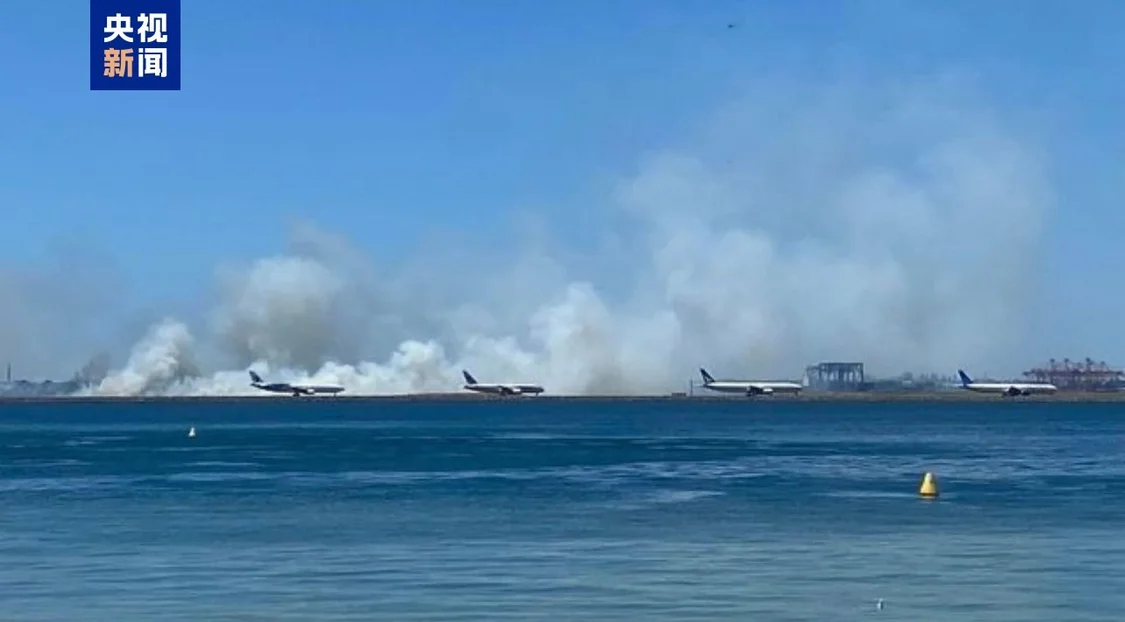 悉尼一客机起飞时引擎爆炸，跑道附近草坪被引燃