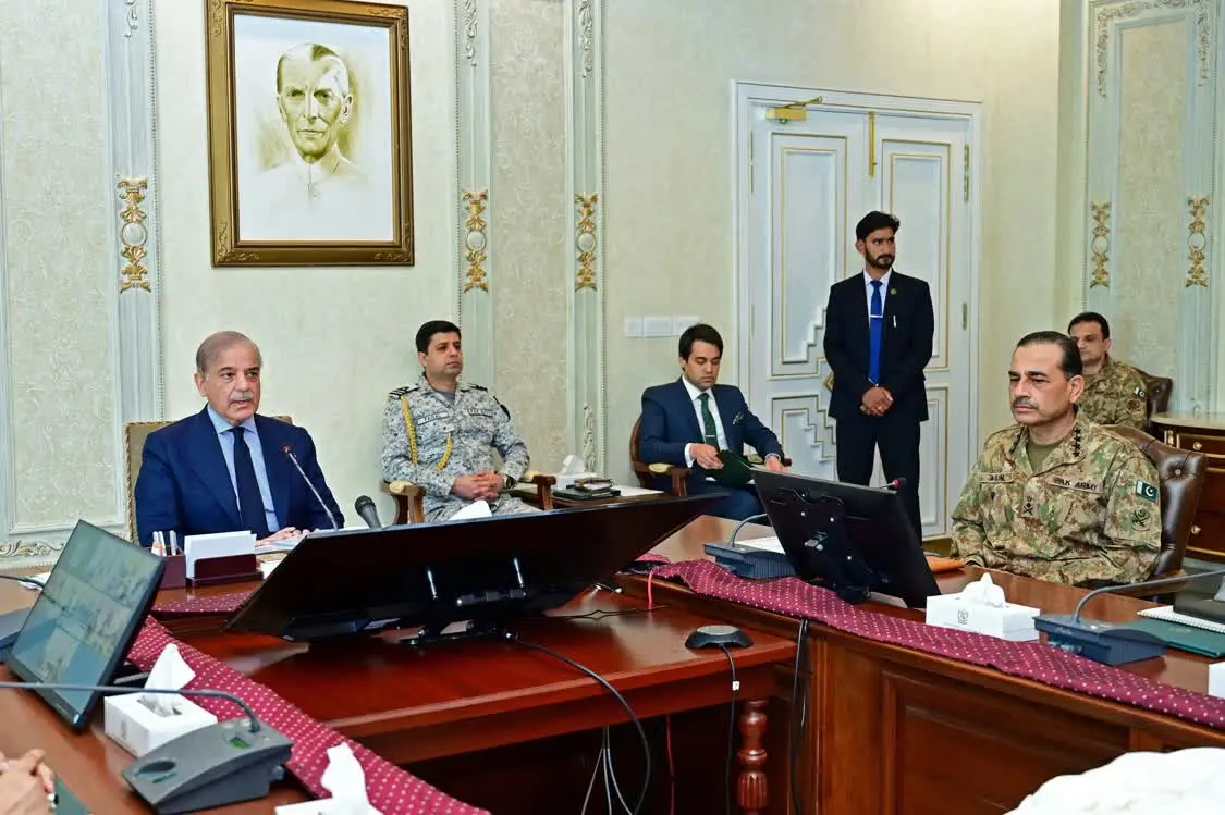 当地时间2024年3月27日，巴基斯坦伊斯兰堡，巴基斯坦总理夏巴兹·谢里夫（左）与巴基斯坦陆军参谋长赛义德·阿西姆·穆尼尔（右）等官员举行了高层安全会议。