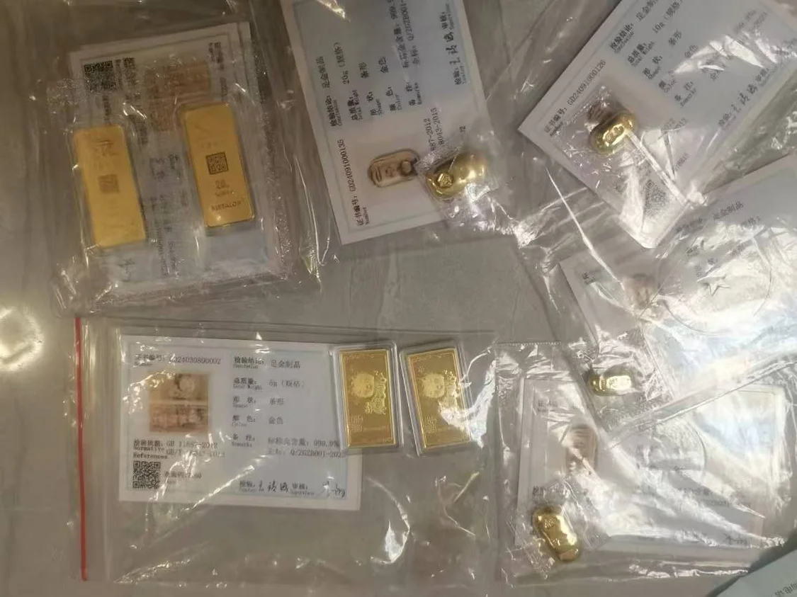 消费者称快递前曾将黄金平铺开来并拍照留证