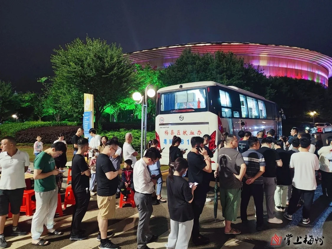 5月1日晚，梅州当地居民连夜排队为伤者献血。