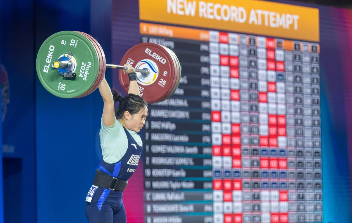 举重世界杯：罗诗芳破女子59公斤级总成绩世界纪录