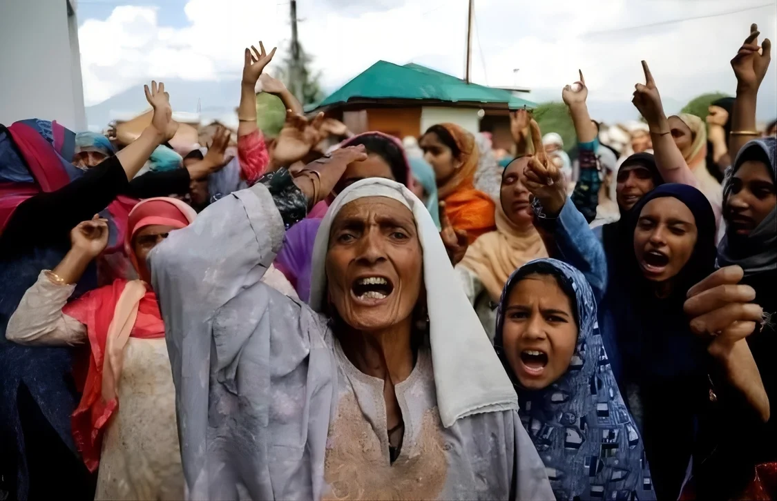 印控克什米尔首府斯利那加妇女儿童上街抗议印度政府取消克区自治地位