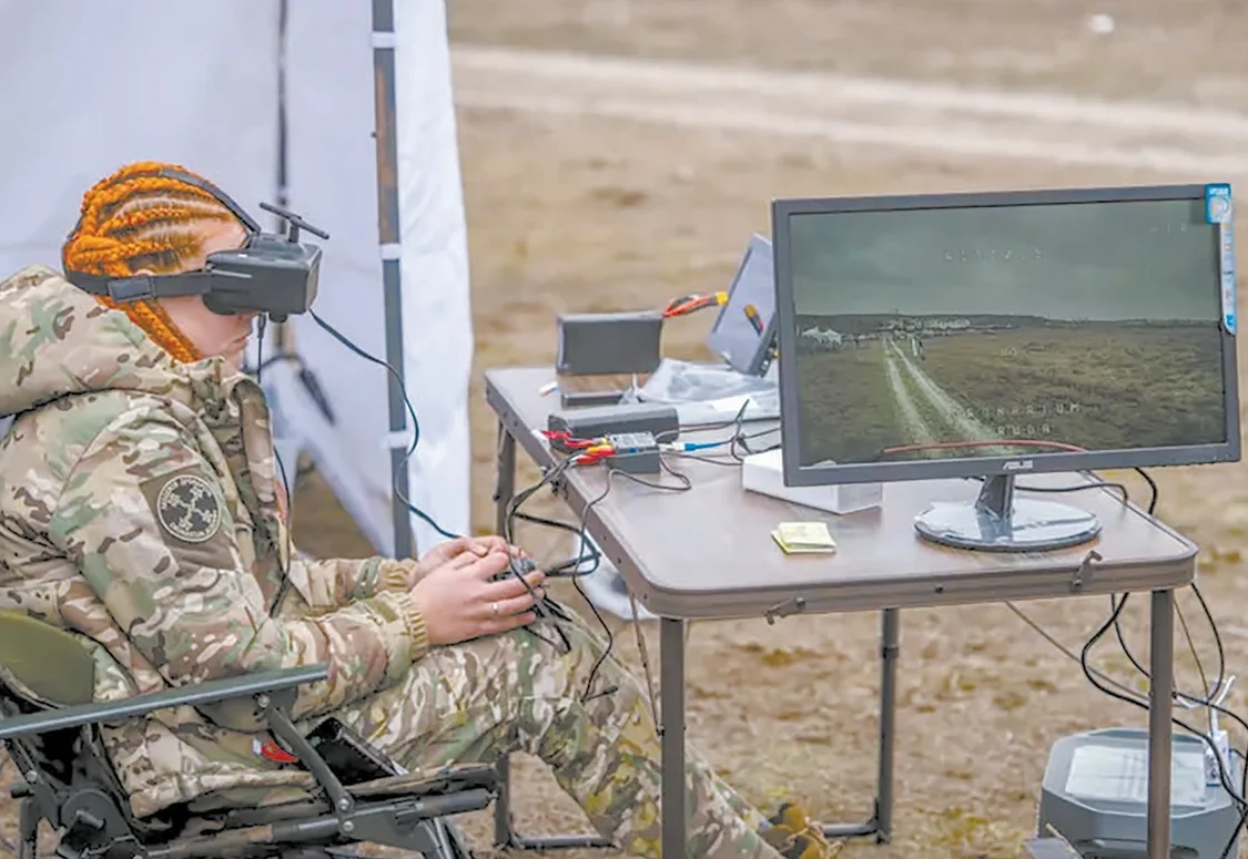 操纵无人机的乌军士兵