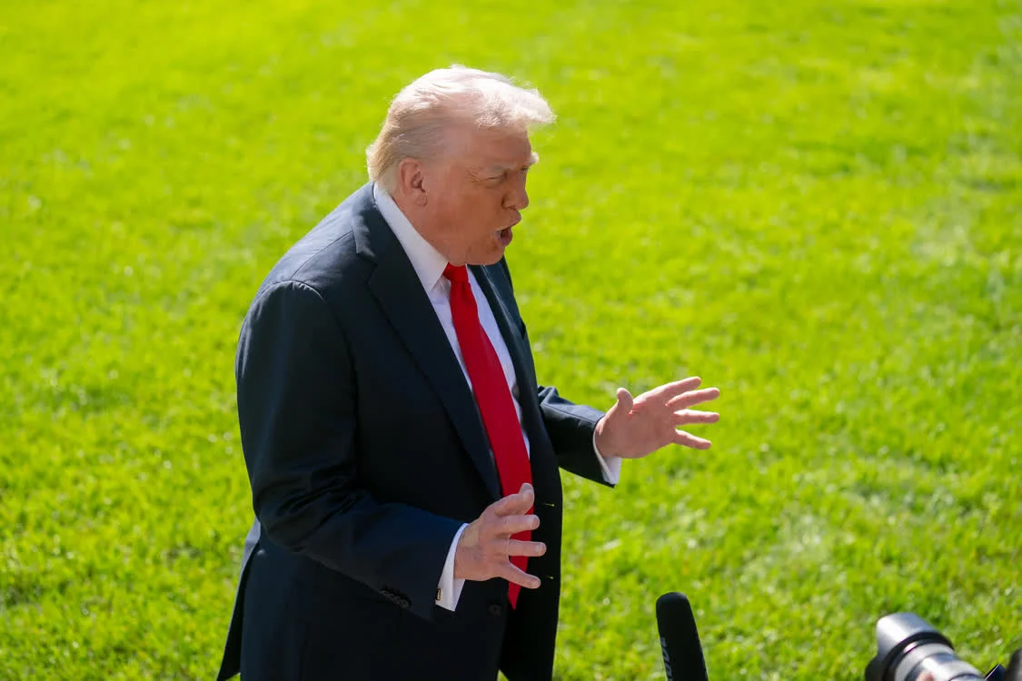 10月5日,在美国首都华盛顿,美国总统特朗普回答记者提问。新华社记者胡友松摄