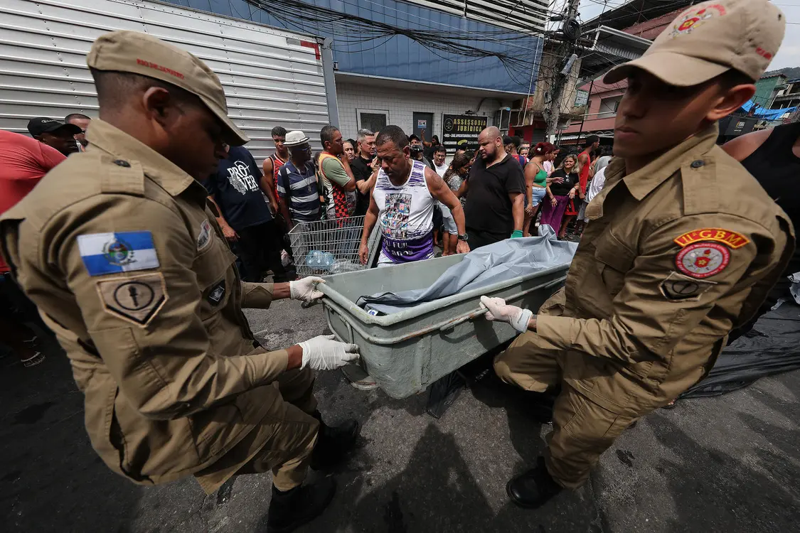 ▲10月29日，消防員搬運(yùn)在林中發(fā)現(xiàn)的尸體 圖據(jù)視覺中國(guó)