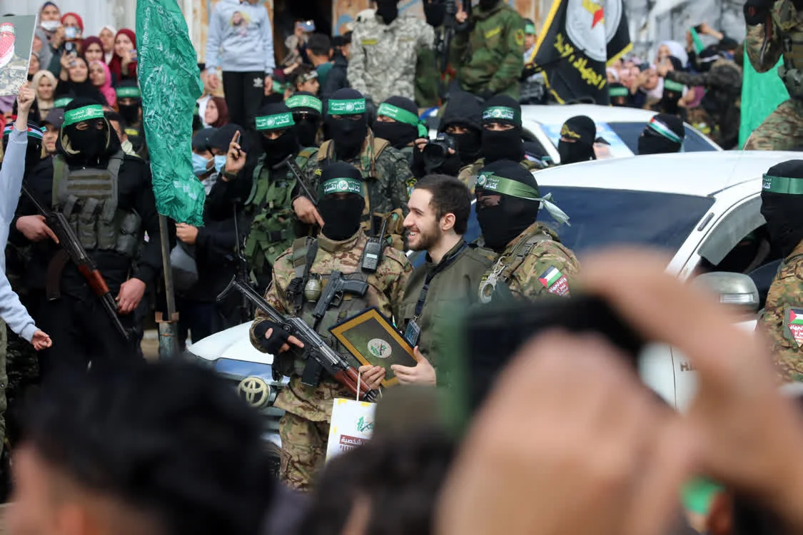 这是2月22日在加沙地带中部努赛赖特难民营拍摄的以色列被扣押人员移交现场。新华社发(里泽克·阿卜杜勒贾瓦德 摄)