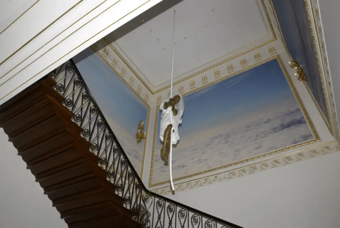 ▲爱泼斯坦别墅入口处悬挂的雕塑