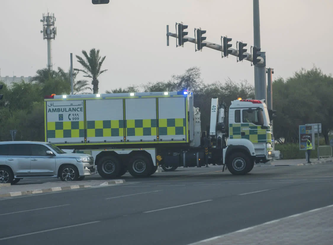 9月9日,在卡塔尔首都多哈,一辆急救车到达事发现场附近。新华社发(尼库摄)