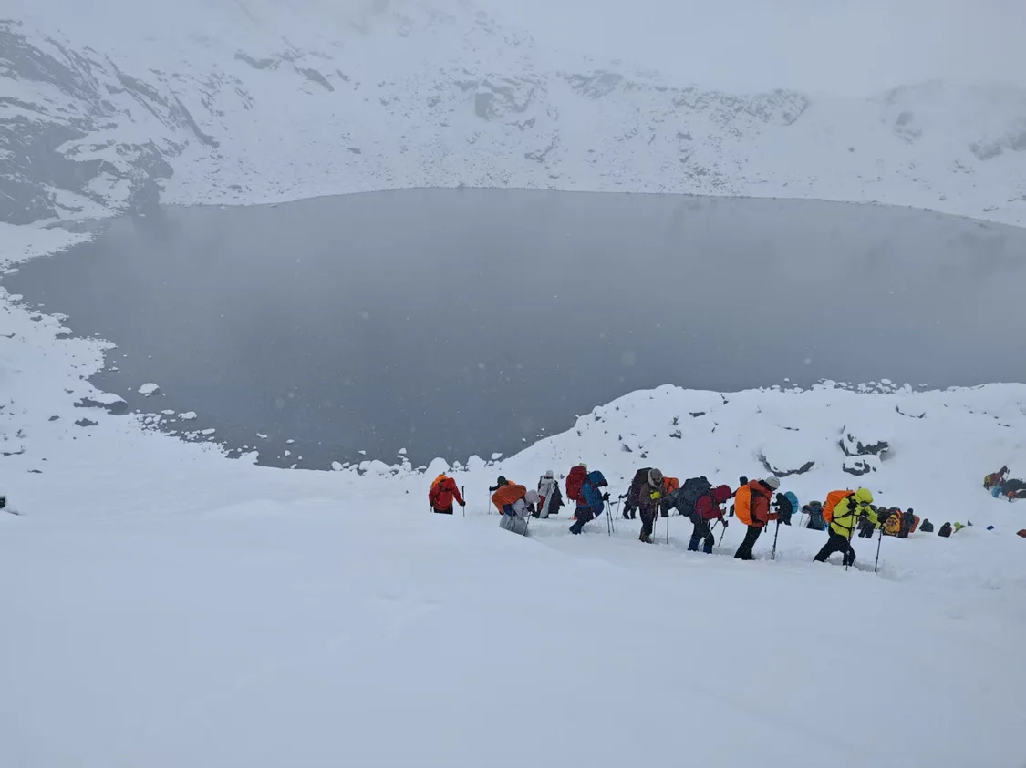 珠峰暴雪後大批徒步者撤離下山。圖源受訪者：王純潔