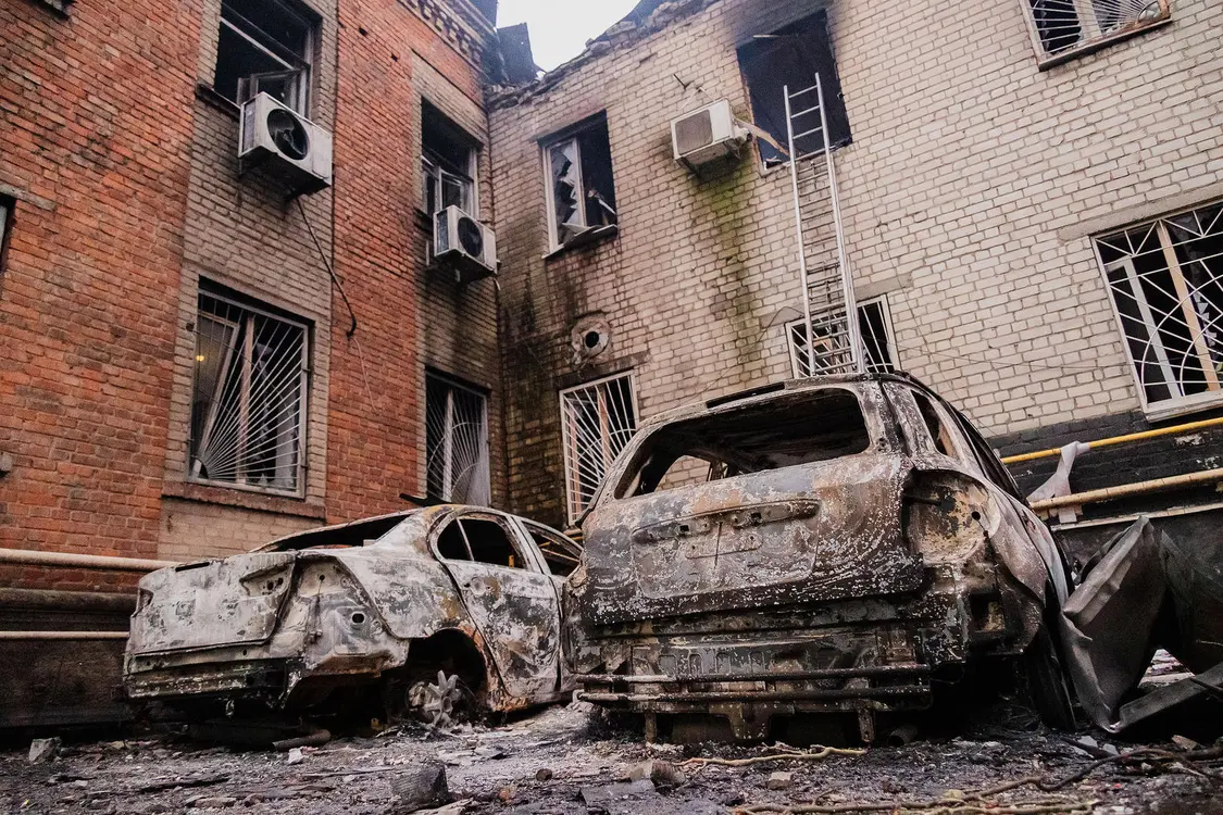 ▲当地时间2025年11月18日，乌克兰第聂伯罗彼得罗夫斯克，俄罗斯无人机袭击后，汽车受损 图据视觉中国