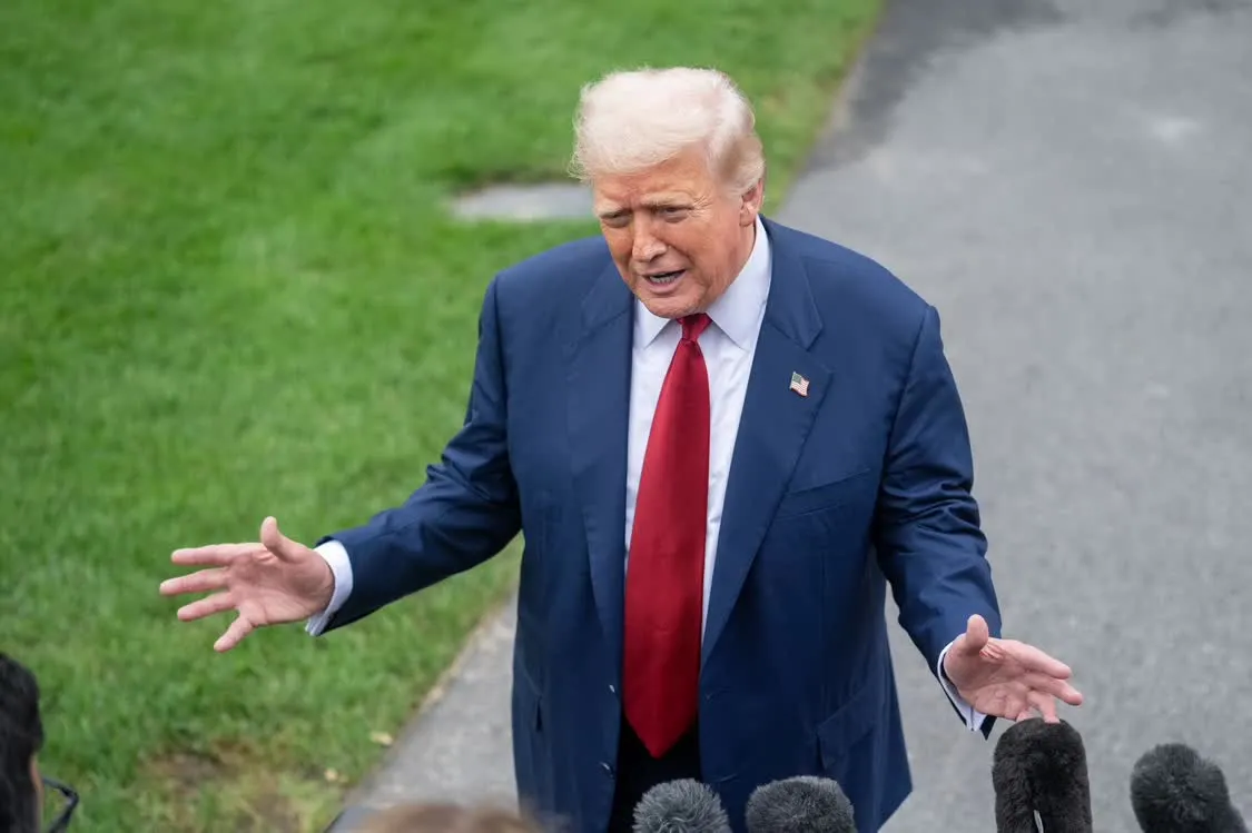 8月1日,在美国首都华盛顿白宫,美国总统特朗普回答提问。新华社记者胡友松摄