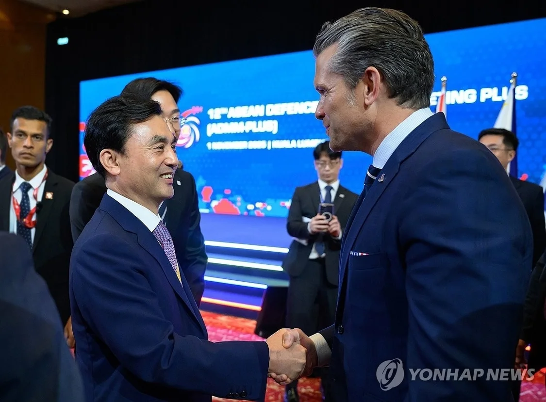 11月1日，在马来西亚吉隆坡，韩国国防部长官安圭伯（左）与美国国防部长皮特·赫格塞思握手致意。韩联社