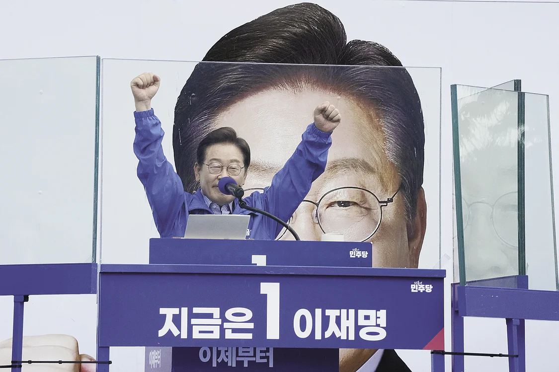 2日，韩国共同民主党总统候选人李在明在首尔举行竞选活动。（视觉中国）