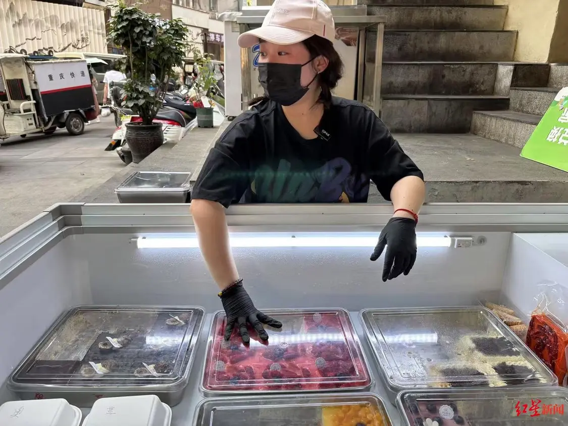 ▲陈美霖摆摊卖提拉米苏