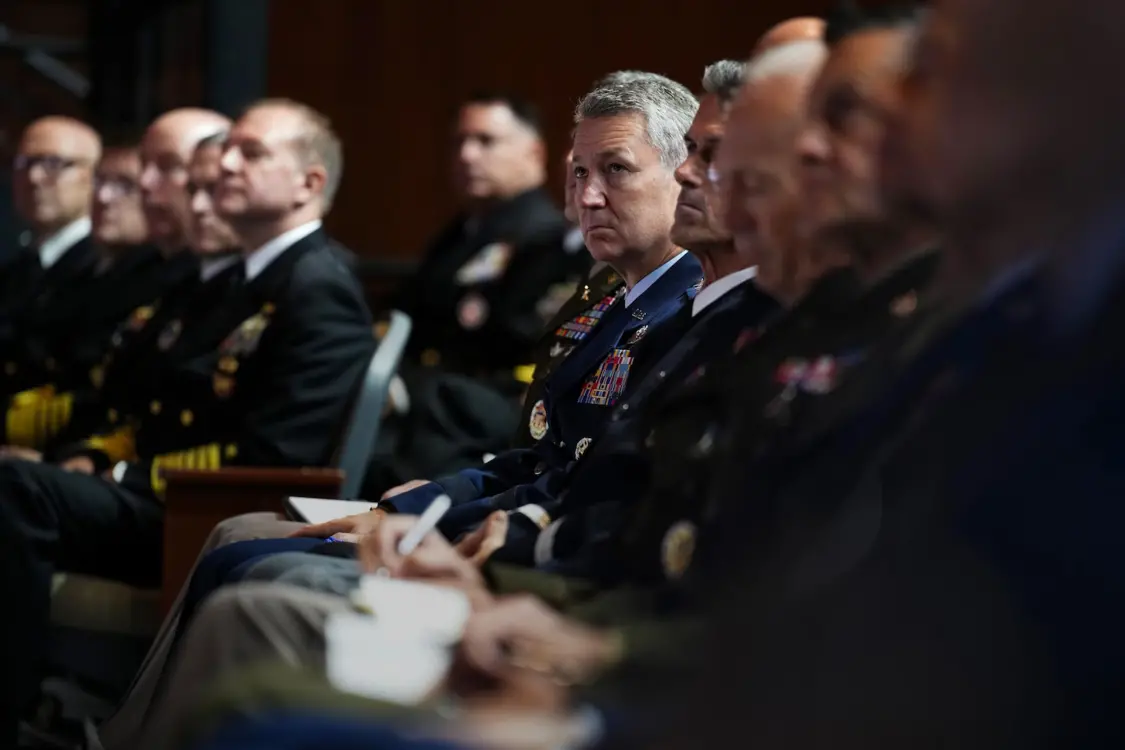 ▲9月30日，美军参谋长联席会议主席丹·凯恩注视着美国国防部长赫格塞思，后者向高级军官发表讲话