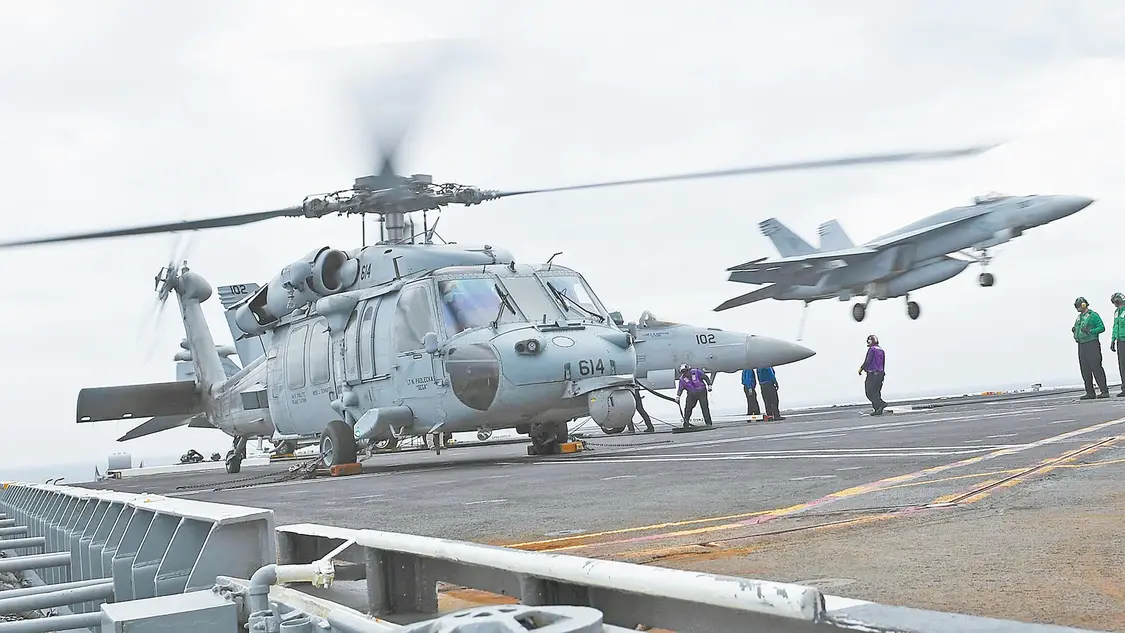 美国航母上搭载的“海鹰”直升机和“超级大黄蜂”战斗机