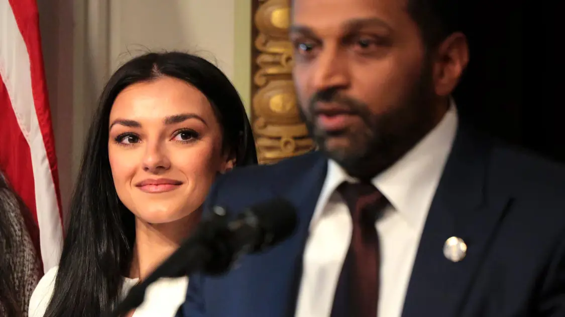 醜聞爭議不斷，FBI局長被女友公開“催婚”