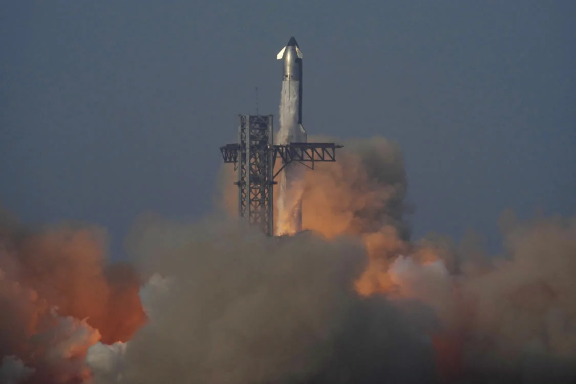 5月27日，美国太空探索技术公司新一代重型运载火箭“星舰”在得克萨斯州实施第九次试飞。新华社/美联